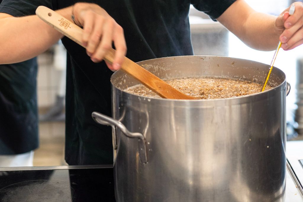 Den nye brown ale er brygget med træspåner fra skibet Estrid Byrding.