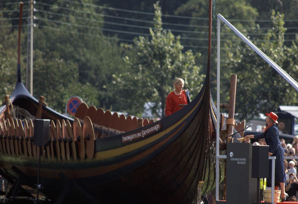 I 2004 navngav Dronningen langskibet ’Havhingsten fra Glendalough’ – verden længste rekonstruktion af et Vikingeskib - og påtog sig dermed opgaven, som skibets gudmor. Denne relation er siden blevet holdt ved lige gennem talrige officielle og private besøg på skibet. 