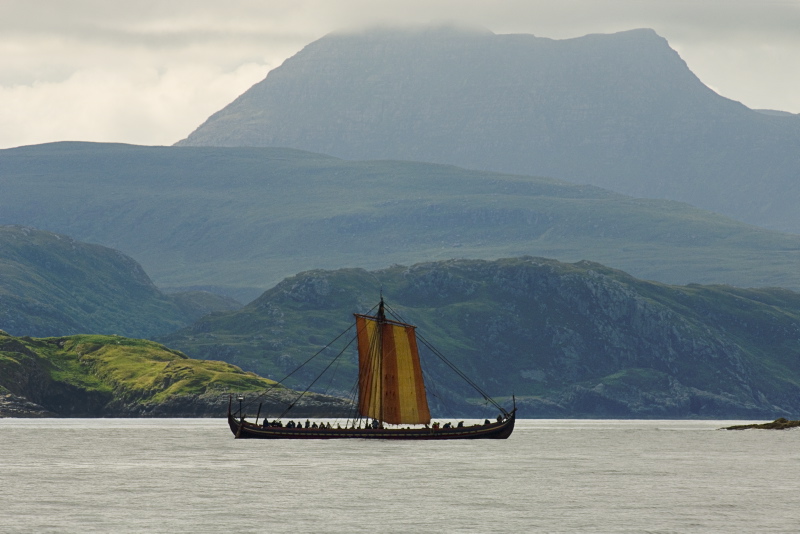 I efteråret vendte vikingerne hjem fra togterne, og skibene blev gjort klar til vinteren. Besøg Vikingeskibsmuseet i efterårsferien og oplev bål, håndværk, skibe og nordisk mytologi.