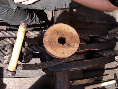 Photo: pulley block, Drawing: Reconstruction proposal for the pulley found at Hedeby. Drawing: Werner Karrasch