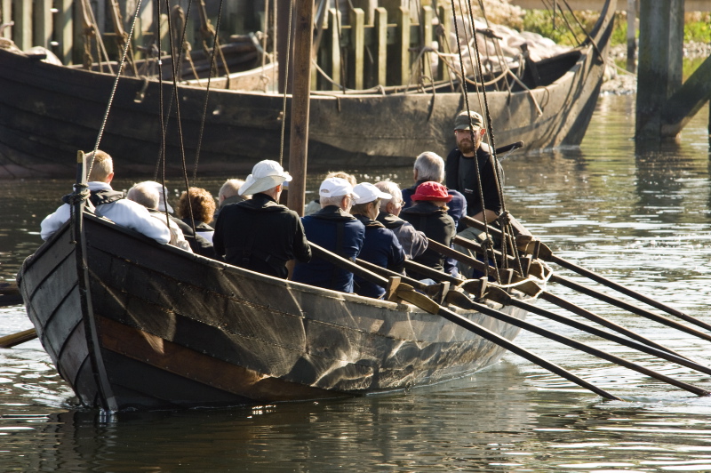 Årets sidste turistsejladser i Vikingeskibsmuseets både er sejlet for i år. Sæsonen har budt på fantastiske ro- og sejlture på Roskilde fjord for både turister, skoleelever og firmagrupper. 
