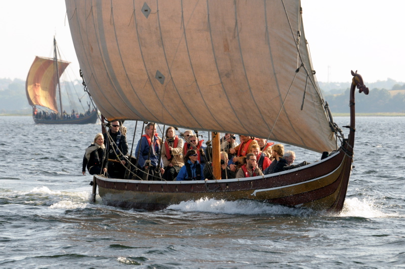 Sejl ud i en rekonstruktion af et vikingeskib. Her ses Helge Ask, en rekonstruktion af Skuldelev 5, sejle på Roskilde Fjord. 
