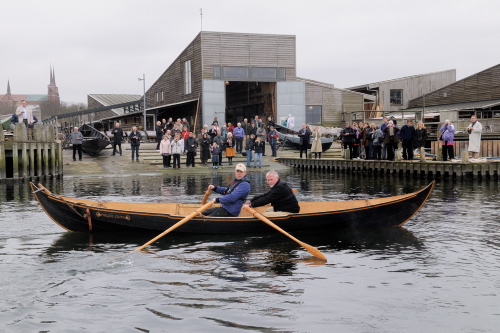 The first stroke of the oars with Freydis Joanne took place on smooth waters. Aboard from the left are the boatyard’s boat builder apprentice Erik Jochumsen and Carl Sorensen from the Danish Canadian National Museum in Edminton, Canada. Photo Werner Kar