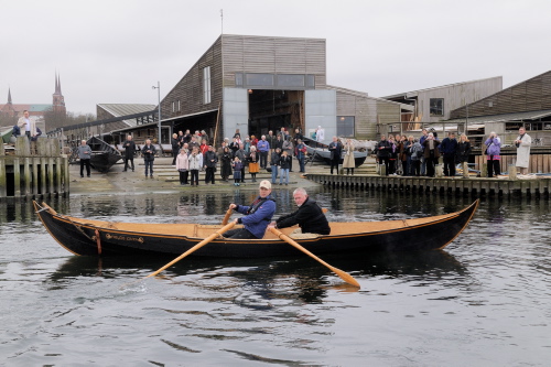 De første åretag med Freydis Joanne blev gjort i smult vande. Ombord ses fra venstre, værftets bådebyggerlærling Erik Jochumsen og Carl Sorensen fra Dansk Canadisk National Museum i Edminton, Canada. Foto Werner Karrasch