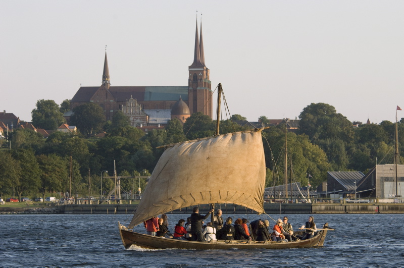 Sejladsinstruktører og gaster søges til sommersæsonen på Vikingeskibsmuseet