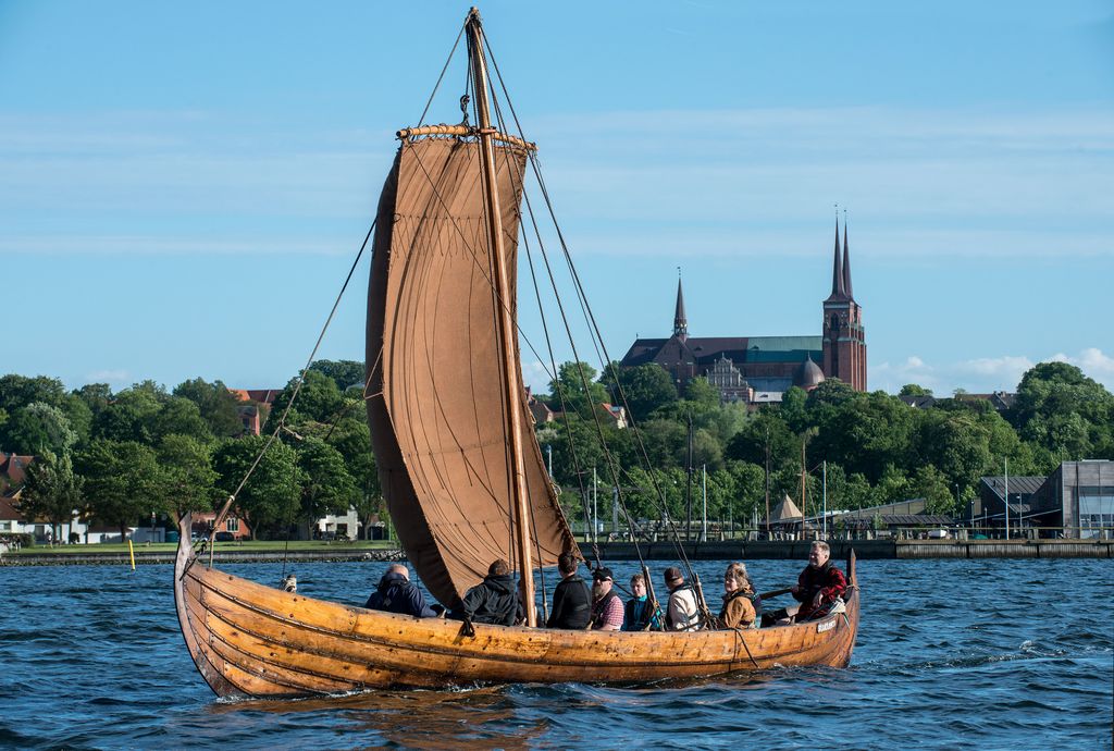 Det genskabte vikingeskib Skjoldungen sejler på Roskilde Fjord. Copyright; Vikingeskibsmuseet i Roskilde.