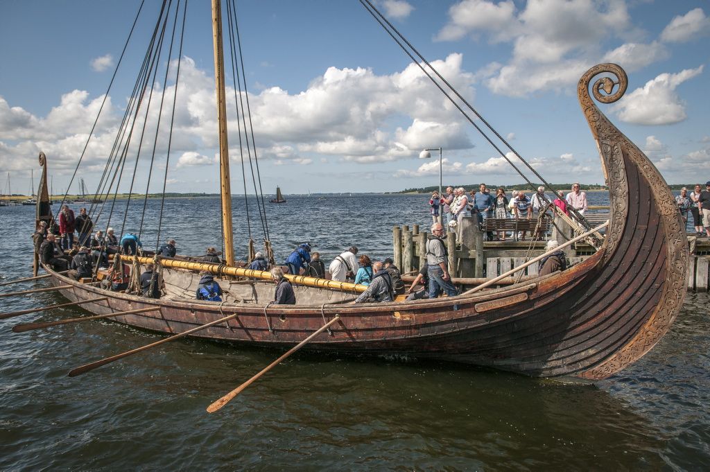 Название ладьи. Корабль викингов Роскилле Фьорд. Дракар викингов. Снеккар корабль. Варяжская Ладья Драккар.