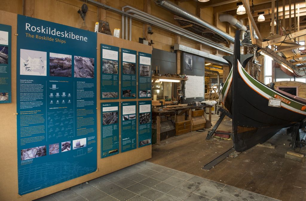 Udstillingen om Roskildeskibene kan ses i Museets bådeværft på museumsøen.