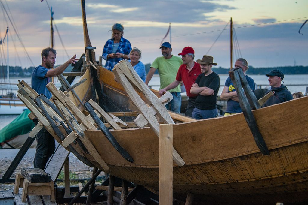 Rundvisninger om vikingernes skibe - Der er altid en spændende rundvisning på programmet, når du besøger Vikingeskibsmuseet. 