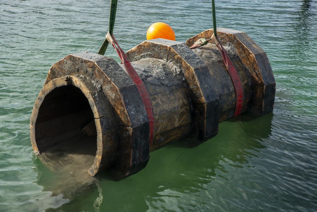 Marinarkæologer fra Vikingeskibsmuseet arbejder i disse dage i Københavns Nordhavn, hvor de foretager undersøgelser forud for etableringen af Nordhavnstunnelen. Her har de genfundet den historisk kloakledning i Svanemøllebugten.