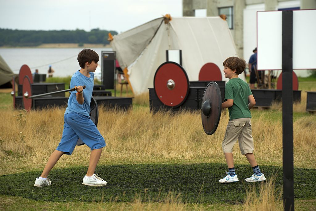 Sommerferien er i gang, og vi åbner for endnu flere sommeraktiviteter for hele familien. I kan nu besøge Strandengen og lege jer til viden om Vikingerne.