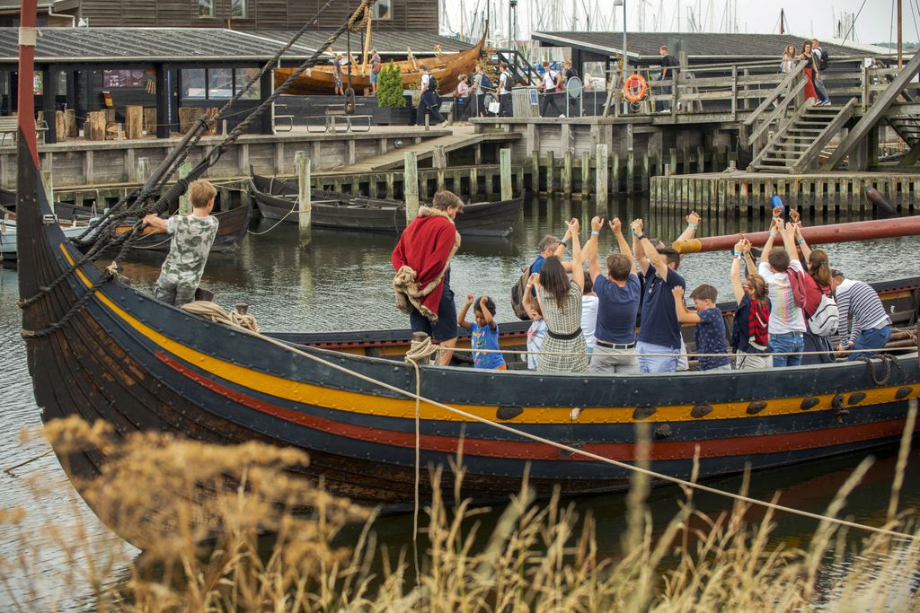 Langskibet Havhingsten ligger fortøjet ved broen på Strandengen, klar til at tage imod sommergæsterne.