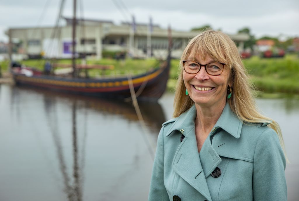 Museumsdirektør på Vikingeskibsmuset i Roskilde, Tinna Damgård-Sørensen, fylder 60 år og kan samtidig fejre et sjældent dobbeltjubilæum: 25 år som direktør for Vikingeskibsmuseet og 40 år som ansat samme sted.