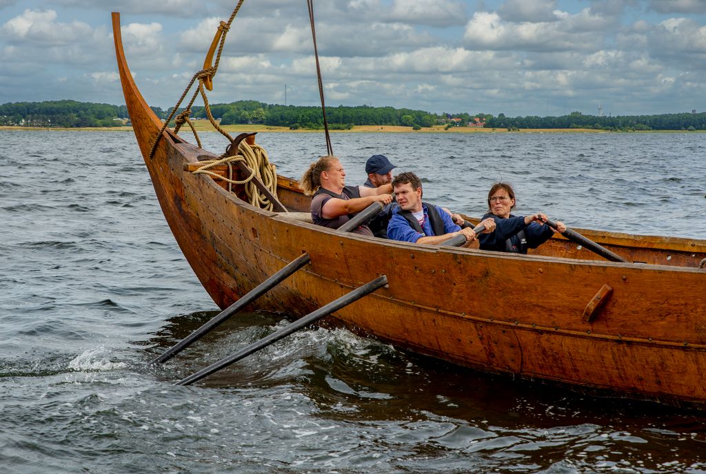 Estrid Byrding roes ud på den åbne del af Roskilde Fjord
