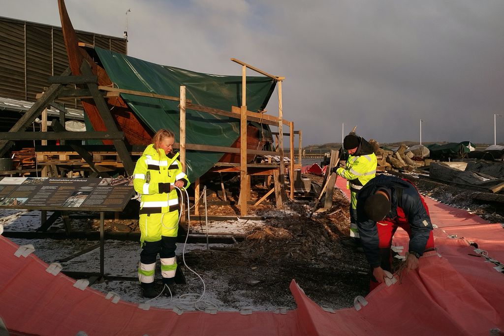 Onsdag den 20. december begyndte Vikingeskibsmuseets beredskab at lægge watertubes ud på Museumsøen. Museumsøen er lukket frem til og med lørdag.  Fredag er Vikingeskibshallens udstillinger også lukkede.