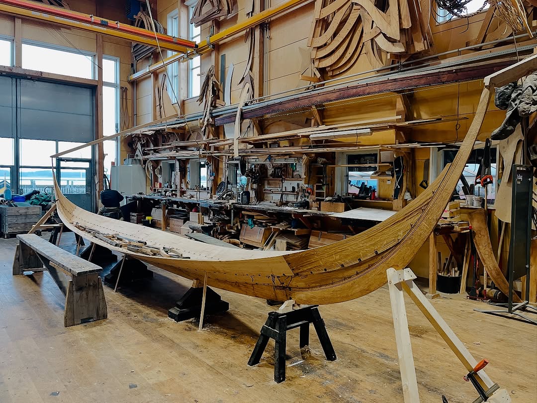 Byggeri af Gokstadbåd i Vikingeskibsmuseets bådeværft. Copyright: Vikingeskibsmuseet i Roskilde.