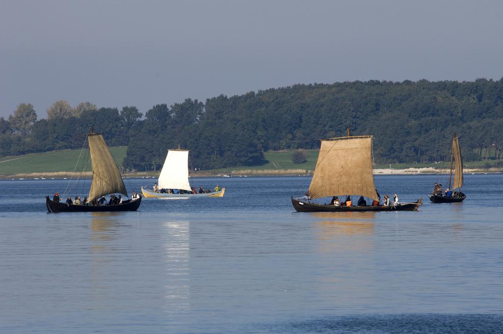De smukke sejl er sat på alle vikingeskibenes efterkommere. Copyright: Vikingeskibsmuseet