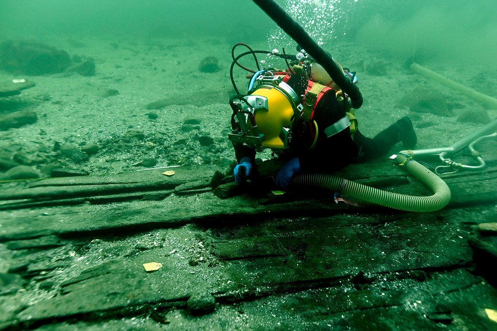 Udgravning af middelalderskibet Svælget 2 på 13 meters dybde i Øresund. Foto: Vikingeskibsmuseet.