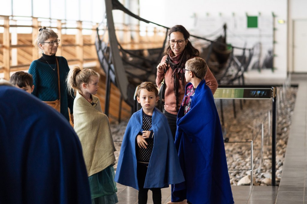 Learn how to become a good sailor on the guided family tour during the Easter Holiday at the Viking Ship Museum. Copyright: Viking Ship Museum in Roskilde, Jacob N. Andreassen