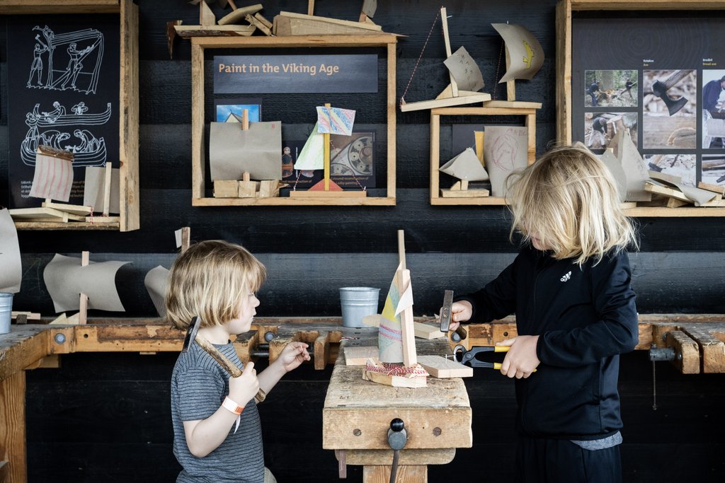 Die Bootbau‑Werkstatt befindet sich auf dem Werftgelände, wo die Boots­bauer Wikingerschiffe und nordische Holzboote bauen.