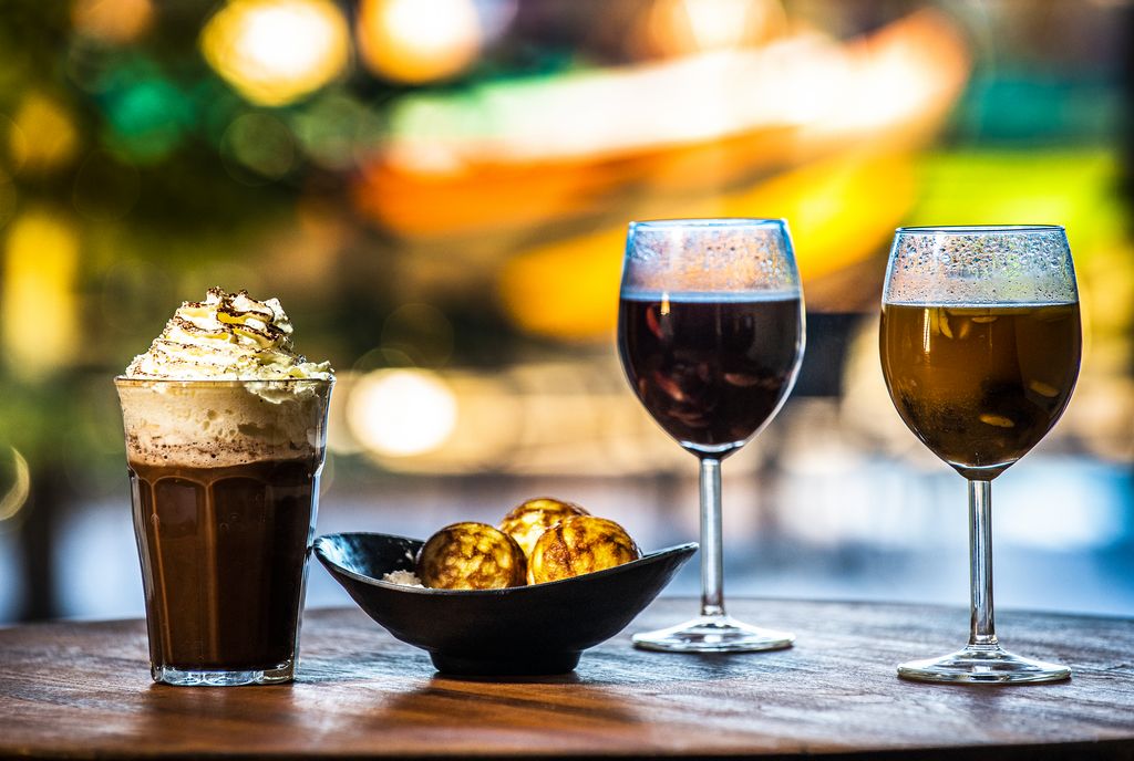 Varm dig på gløgg og æbleskiver hos Cafe Knarr under dit besøg på Vikingeskibsmuseet.Copyright: Vikingeskibsmuseet i Roskilde Varm dig på gløgg og æbleskiver hos Cafe Knarr under dit besøg på Vikingeskibsmuseet.Copyright: Vikingeskibsmuseet i Roskilde