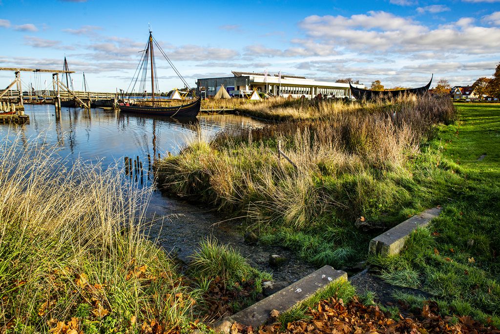 2023 blev besøgstalsmæssigt et godt år for Vikingeskibsmuseet. Faktisk rigtigt godt. 2023 indskriver sig som det 3. bedste år målt på antallet af gæster, der valgte at lægge vejen forbi museet. 