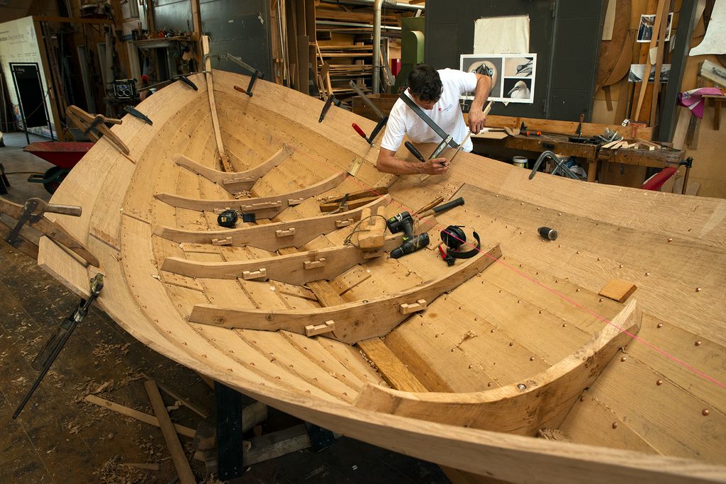 Vikingeskibsmuseets bådeværft bygger fem både, der skal bringe nationalparkens gæster ud på fjorden og med ind i områdets særlige, maritime kulturhistorie. Museets gæster kan opleve bådene mens de tager form i værftshallen på museumsøen.