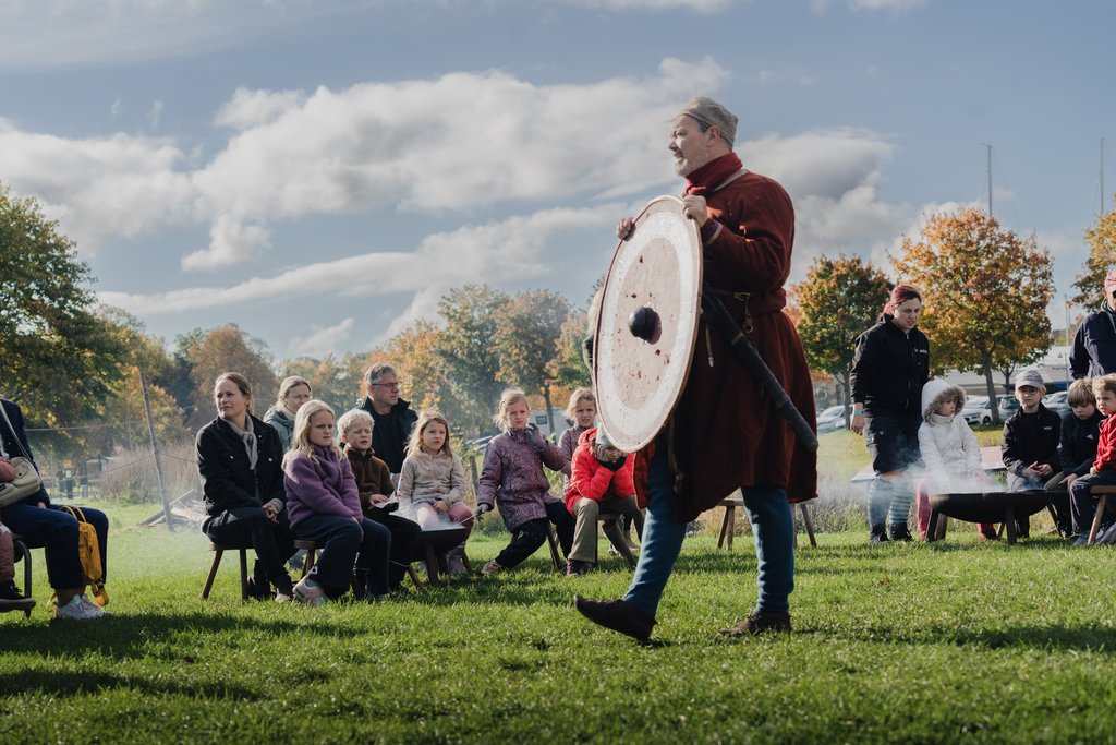 Efterårsferie på Vikingeskibsmuseet, hvor Vikingekrigeren fortæller.  Copyright: Vikingeskibsmuseet i Roskilde