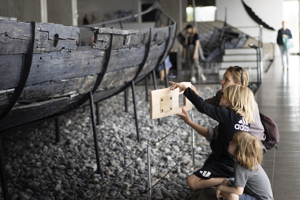 Workshop for børn i Vikingeskibshallen. Undersøg vikingernes krigsskib Workshop kl.13:30 og kl.14:30. Workshopforløbet varer ca. 30 minutter og er tilrettelagt for familier.