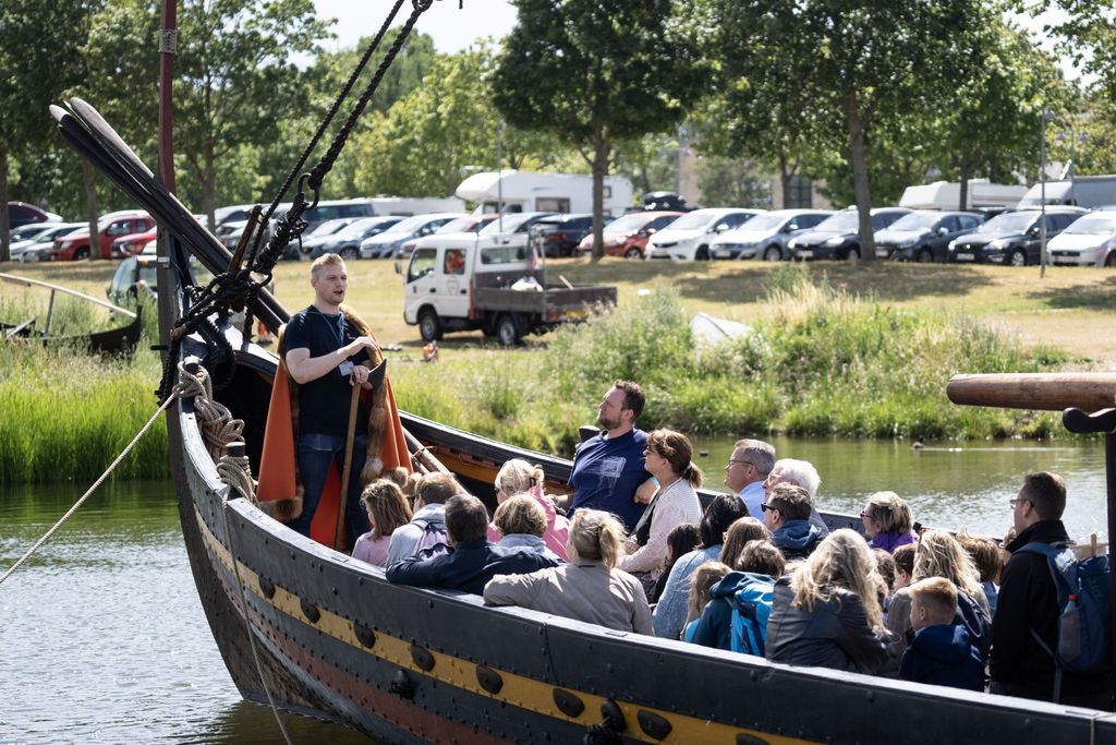 Stig ombord på Havhingsten i museumshavnen