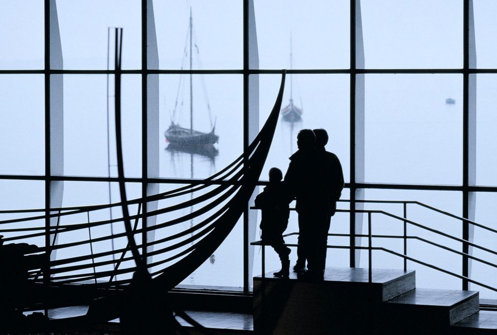 Vikingeskibshallen, hvor de fem vikingeskibe er udstillet, er en del af Vikingeskibsmuseet.