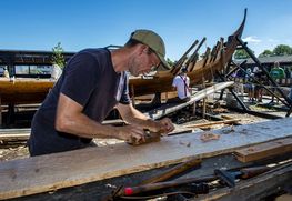 På bådeværftet bruges det samme værktøj, som vikingerne brugte til at bygge deres skibe med. På bådeværftet bruges det samme værktøj, som vikingerne brugte til at bygge deres skibe med.