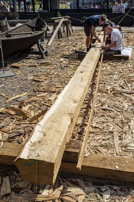 The reconstruction of Skuldelev 5 - The keel is measured. 