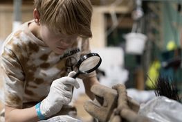 Deltag i skattejagten Det Mystiske Skibsvrag og følg sporene efter skibet og find svar på de spørgsmål, som også optager forskerne. Hvor gammelt var skibet, hvem sejlede med det, og hvorfor endte det på havets bund? Deltag i skattejagten Det Mystiske Skibsvrag og følg sporene efter skibet og find svar på de spørgsmål, som også optager forskerne. Hvor gammelt var skibet, hvem sejlede med det, og hvorfor endte det på havets bund?