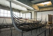 Vikingeskibet Skuldelev 6 i Vikingeskibshallen. Copyright: Vikingeskibsmuseet i Roskilde.