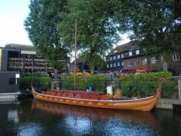 Området St Katharine Docks er et stemningsfyldt havneområde med pub'er og restauranter.