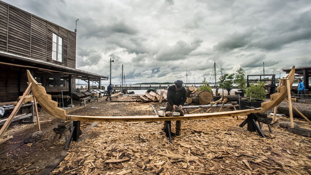 Here you can keep up with  the boatyard's building projects. Follow the boat builder's work with the reconstruction of Viking ships