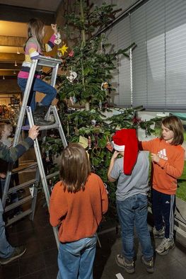 Juletræet pyntes af 3.C fra Absalon Skole i Roskilde