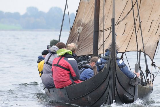 Kraka Fyr, tungt lastet og med vinden foran for tværs. Foto Werner Karrasch
