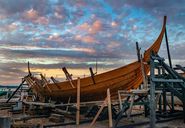 Lørdag den 7. maj 2022 søsætter Vikingeskibsmuseet et helt nybygget vikingeskib - en rekonstruktion af det originale, 1000-årige fragtskib, Skuldelev 3. 