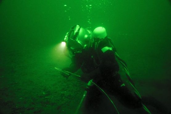 Dykker, Tonni Andersen, JD-Contractor, i gang med opmåling på vraget. Foto: Morten Johansen, Vikingeskibsmuseet