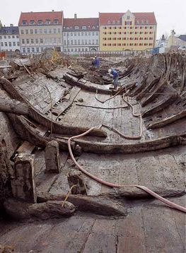 Vikingeskibsmuseet har udgivet en bog om de renæssanceskibe, der blev fundes på Christianshavn i 1996 og 1997.