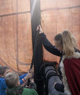 Familierundvisningen tager jer rundt på Vikingeskibsmuseets udendørsområder. Familierundvisningen tager jer rundt på Vikingeskibsmuseets udendørsområder.