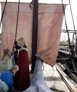 Opgaverne, som I skal løse, giver jer ny viden om vikingernes liv, deres skibe og mytologi..