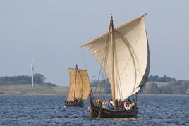 Gruppesejlads i to vikingeskibe, Fotograf: Werner Karrasch, Copyright: Vikingeskibsmuseet i Roskilde 