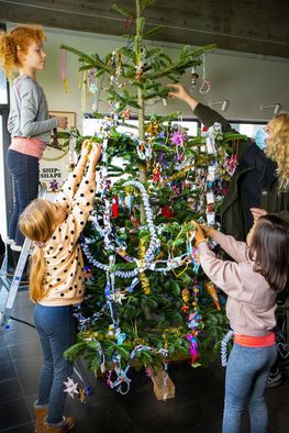 Juletræspyntning i Vikingeskibshallen