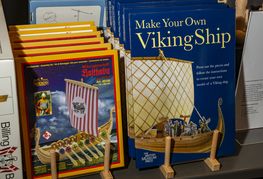 Byg dit helt eget vikingeskib. I Museumsbutikken kan du købe modelskibe i alle sværhedsgrader. 