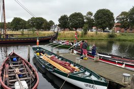 De deltagende både ligger til kaj i museumshavnen lige overfor museets 30 meter lange rekonstruktion, Havhingsten fra Glendalough.