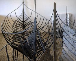 Vikingefragtskibet Skuldelev 1 og vikingekrigsskibet Skuldelev 2 i Vikingeskibshallen.