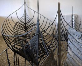 Vikingefragtskibet Skuldelev 1 og vikingekrigsskibet Skuldelev 2 i Vikingeskibshallen. Vikingefragtskibet Skuldelev 1 og vikingekrigsskibet Skuldelev 2 i Vikingeskibshallen.